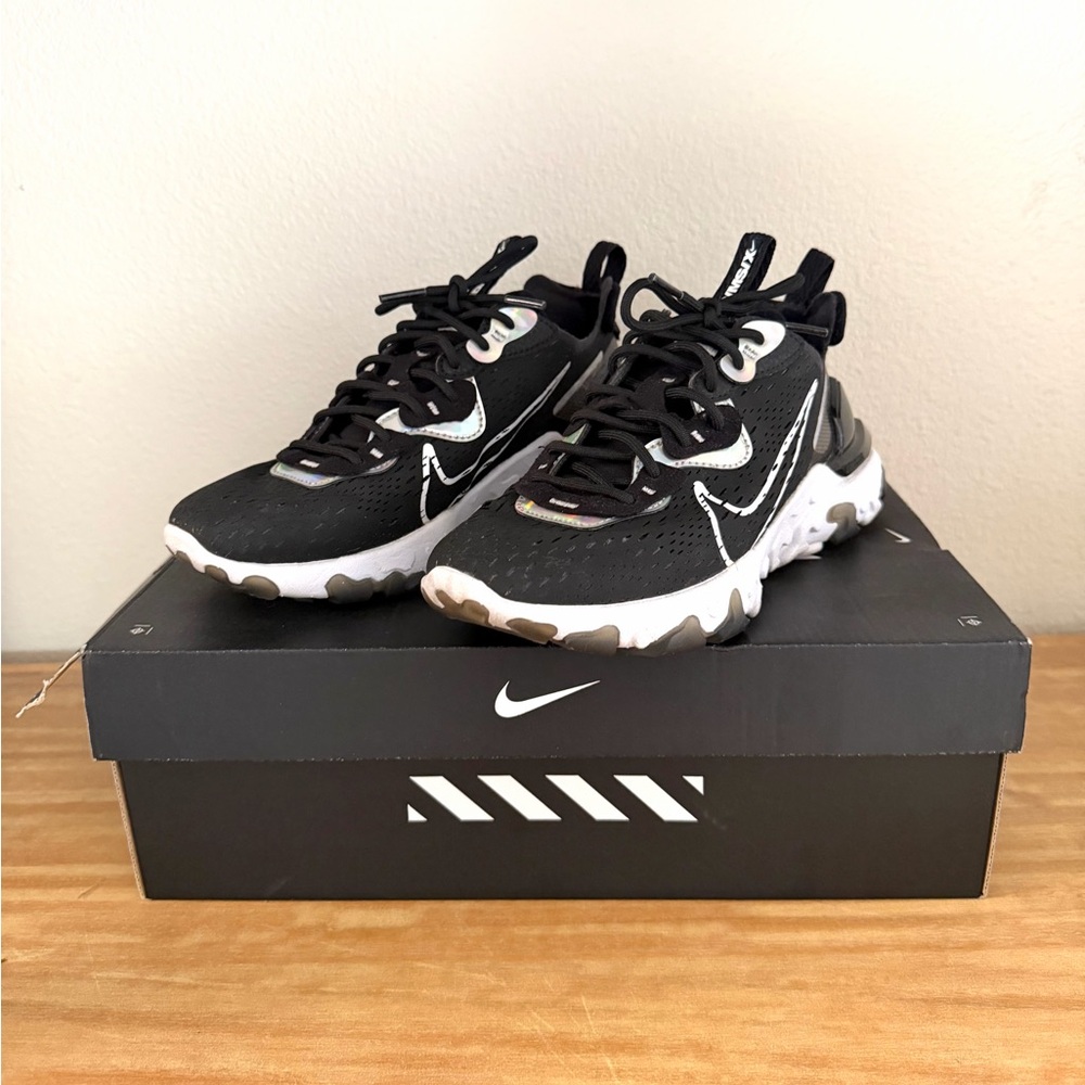 Nike Vision React Women’s 6.5 Black and White Athletic Sneakers CLEAN